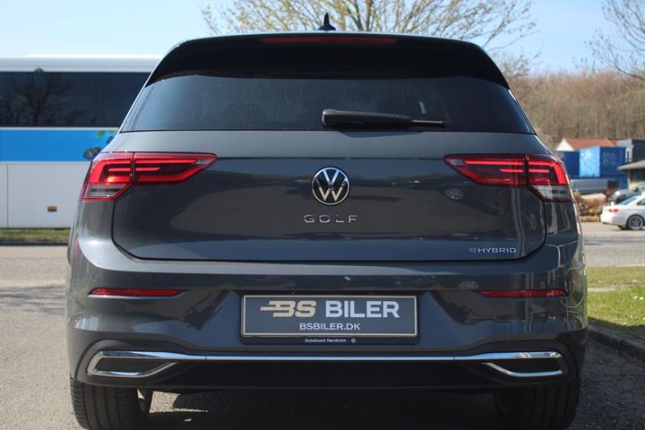 Grå VW Golf VIII fra 2021