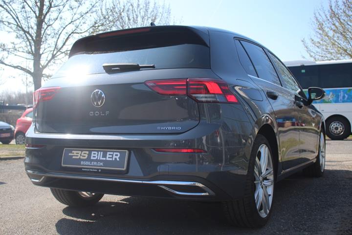 Grå VW Golf VIII fra 2021