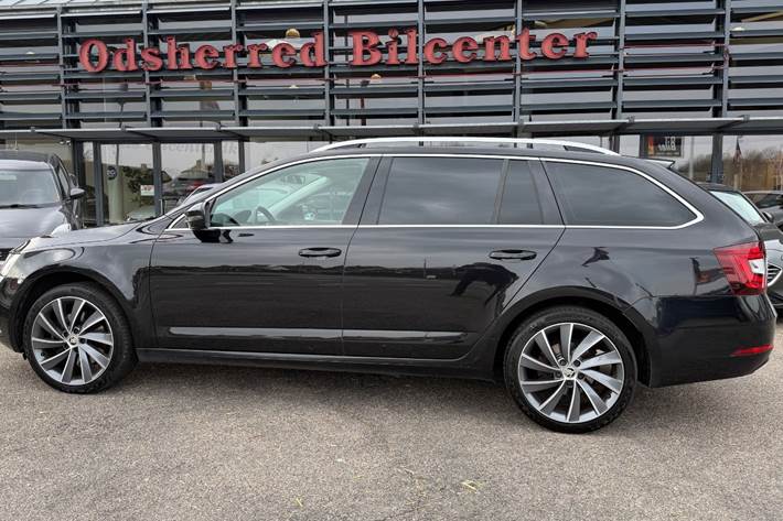 Sort Skoda Octavia fra 2019