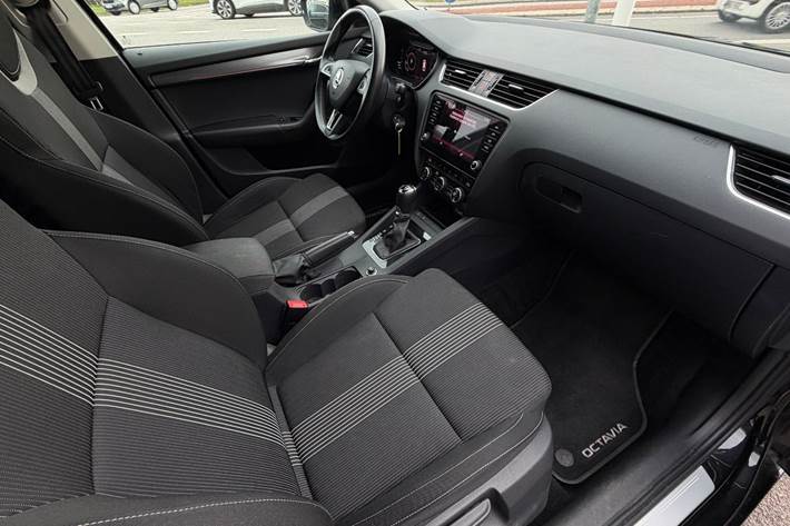 Sort Skoda Octavia fra 2019