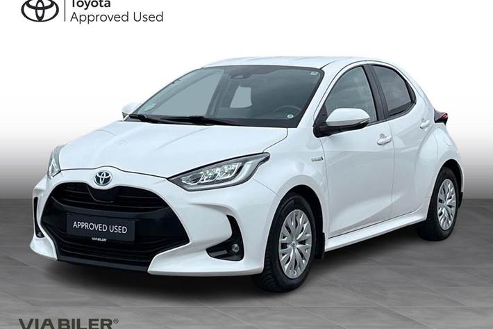 Hvid Toyota Yaris fra 2021 set udefra