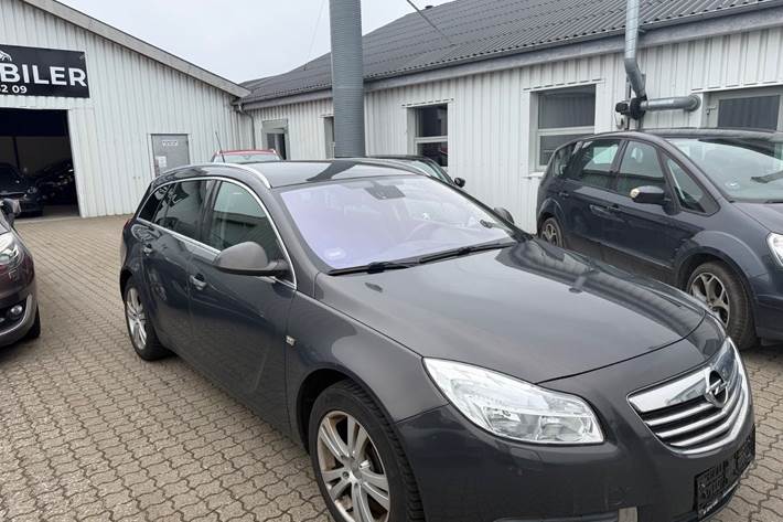 Grå Opel Insignia fra 2013