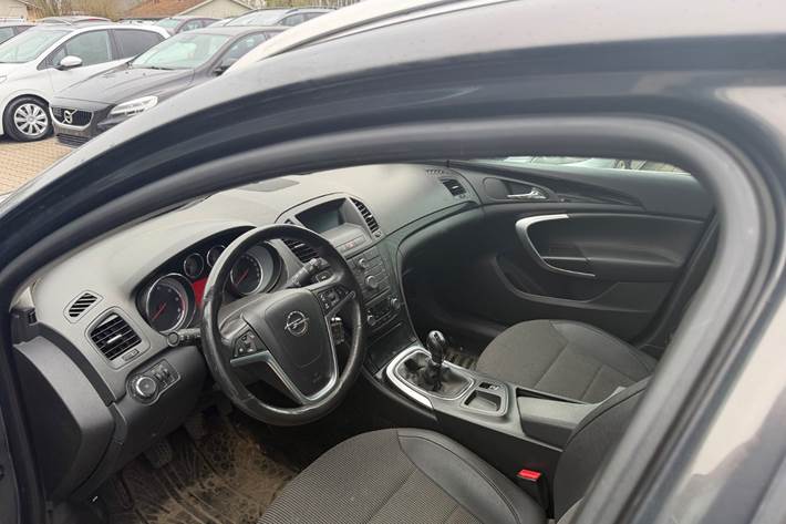 Grå Opel Insignia fra 2013