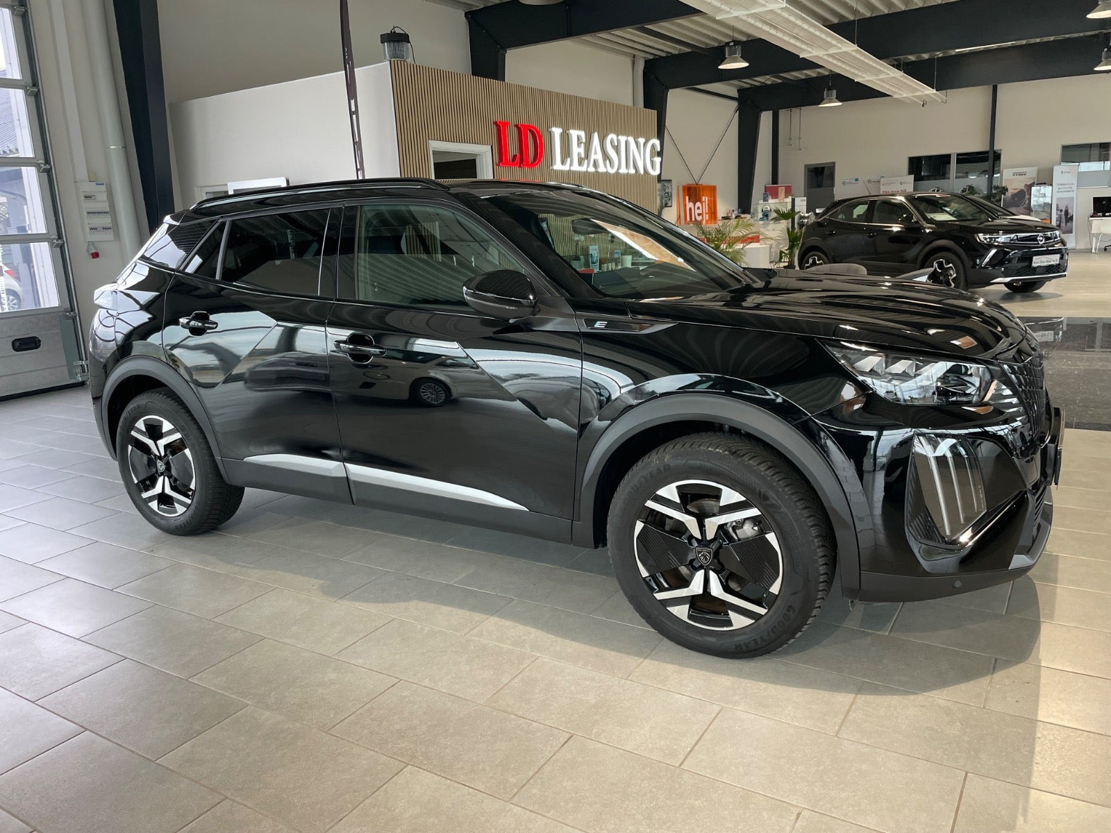 Sort Peugeot e-2008 fra 2025