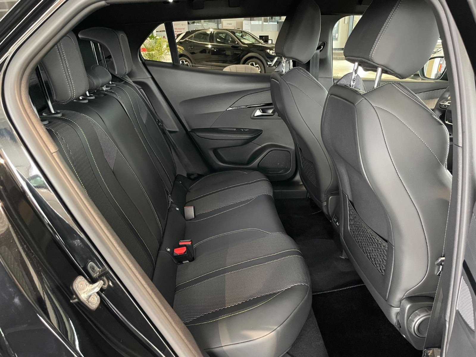Sort Peugeot e-2008 fra 2025