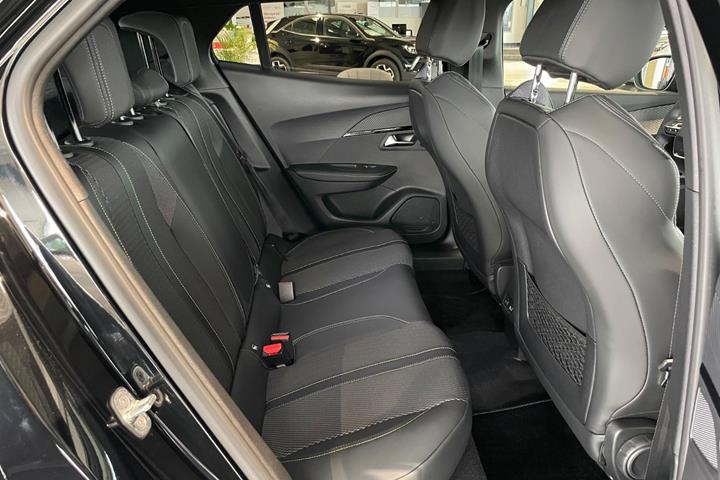 Sort Peugeot e-2008 fra 2025