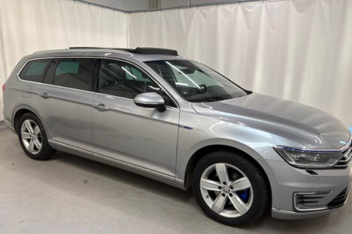 Sølv VW Passat fra 2018