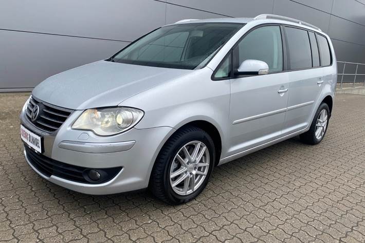 Sølv VW Touran fra 2007 set udefra