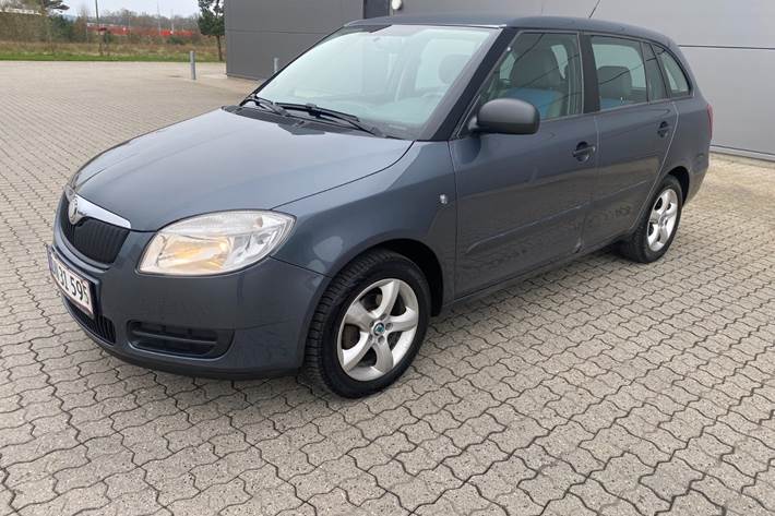 Blå Skoda Fabia fra 2008 set udefra