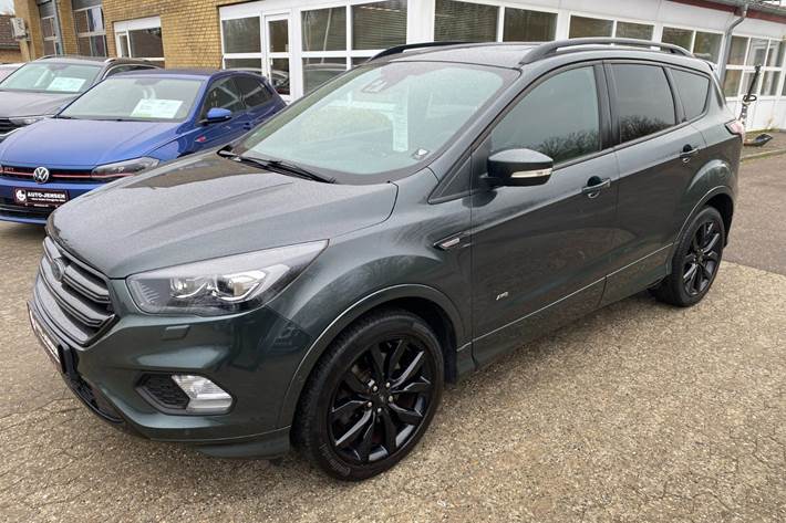 Grøn Ford Kuga fra 2018 set udefra