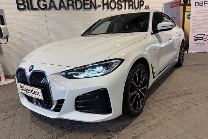 Hvid BMW i4 fra 2024 set udefra