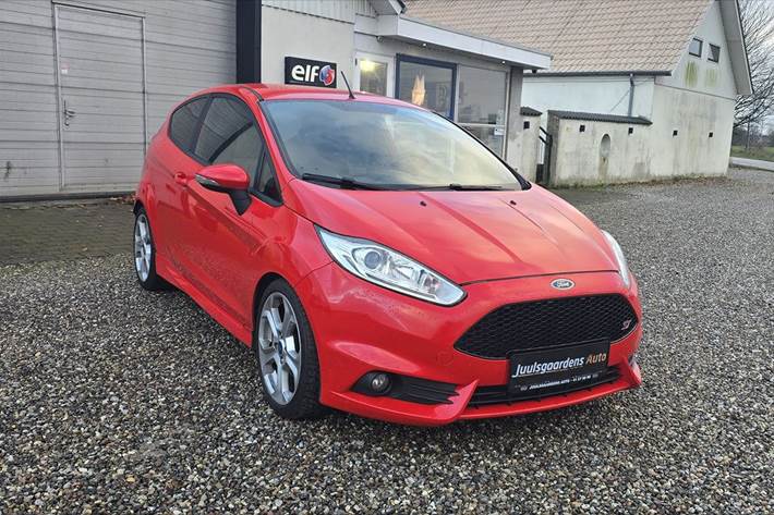 Rød Ford Fiesta fra 2013