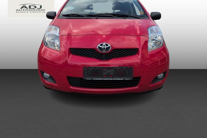 Rød Toyota Yaris fra 2011