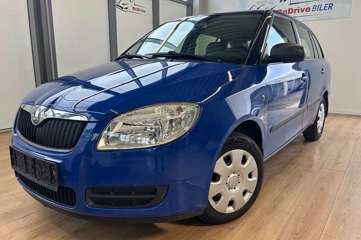 Blå Skoda Fabia fra 2008 set udefra