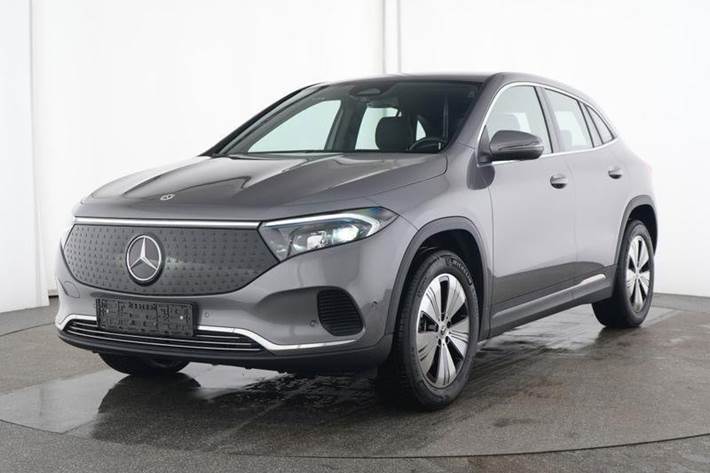 Grå Mercedes EQA250+ fra 2024 set udefra