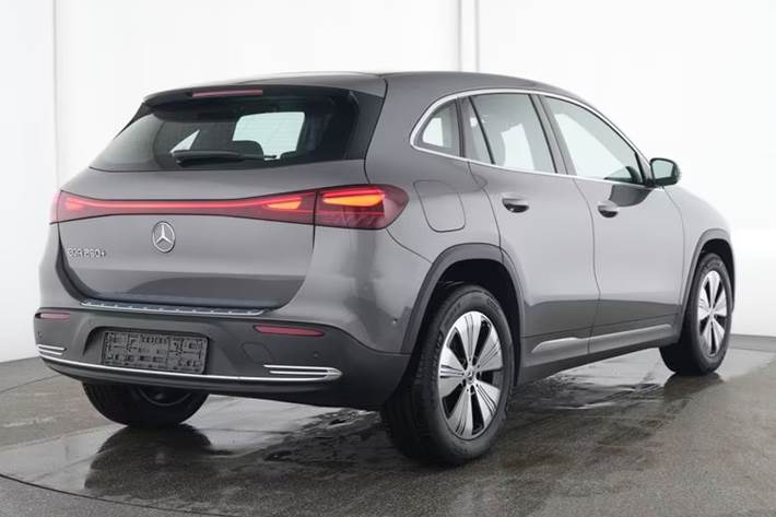 Grå Mercedes EQA250+ fra 2024