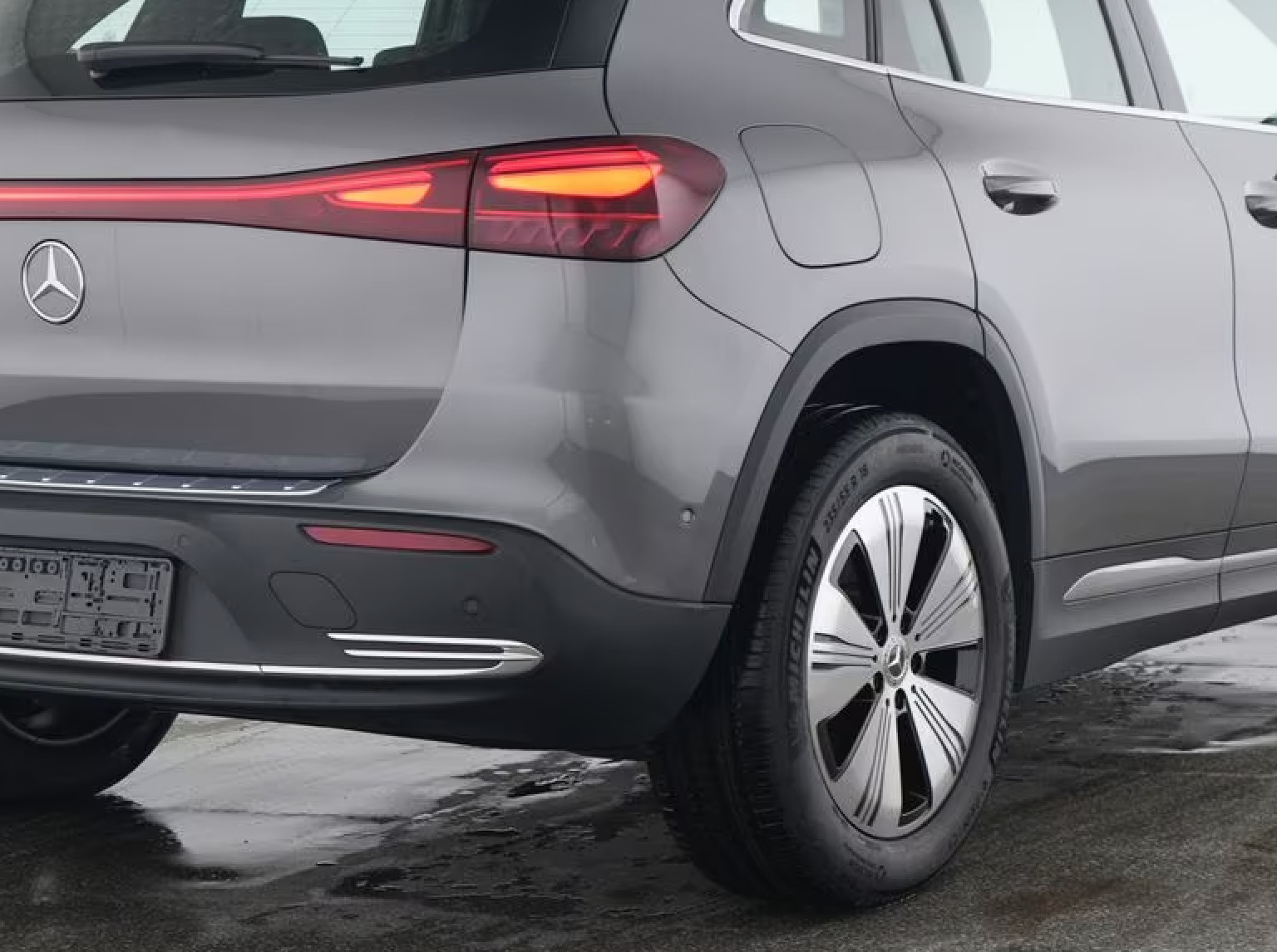 Grå Mercedes EQA250+ fra 2024