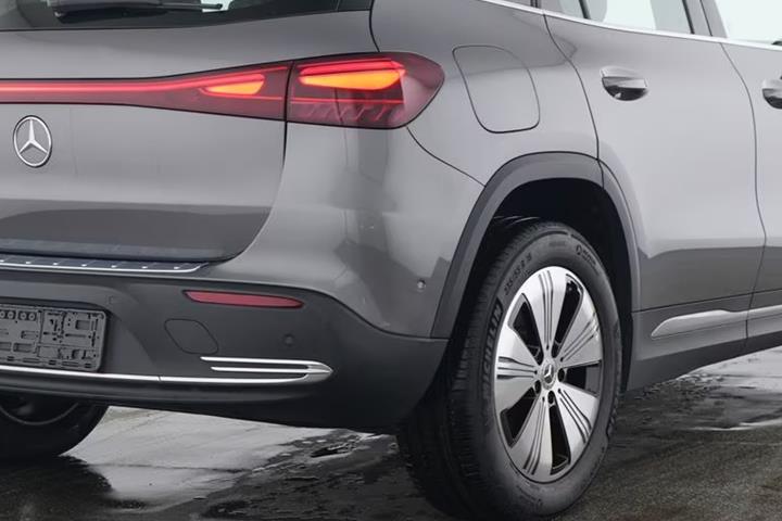 Grå Mercedes EQA250+ fra 2024