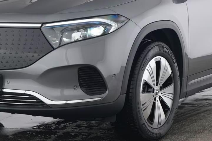 Grå Mercedes EQA250+ fra 2024