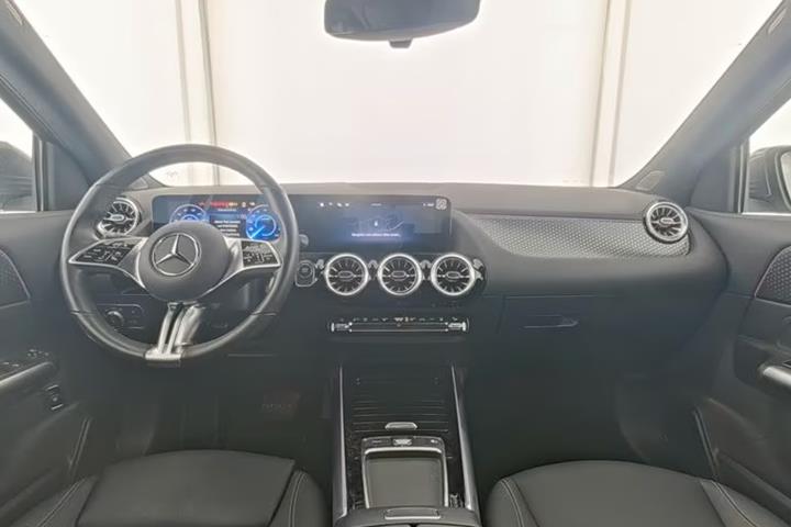 Grå Mercedes EQA250+ fra 2024