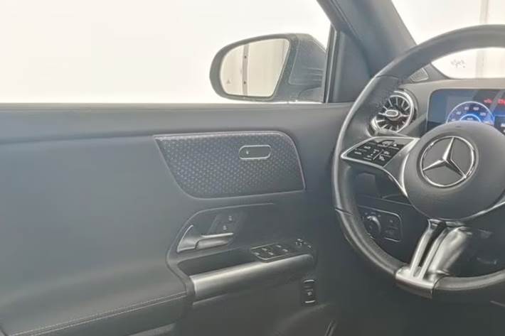 Grå Mercedes EQA250+ fra 2024