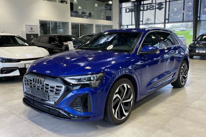 Blå Audi Q8 e-tron fra 2024