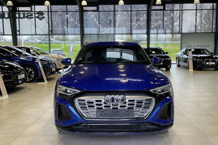 Blå Audi Q8 e-tron fra 2024