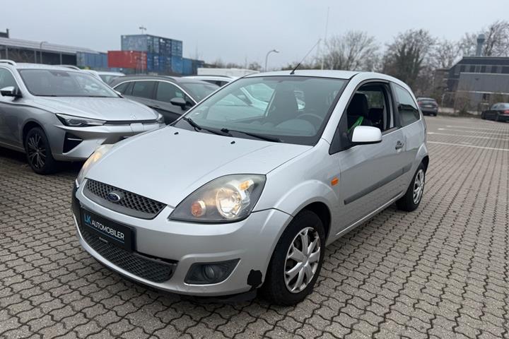 Grå Ford Fiesta fra 2007 set udefra