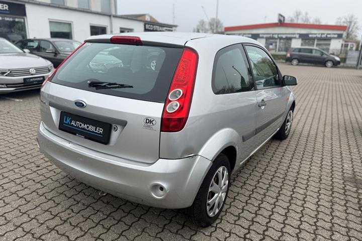 Grå Ford Fiesta fra 2007