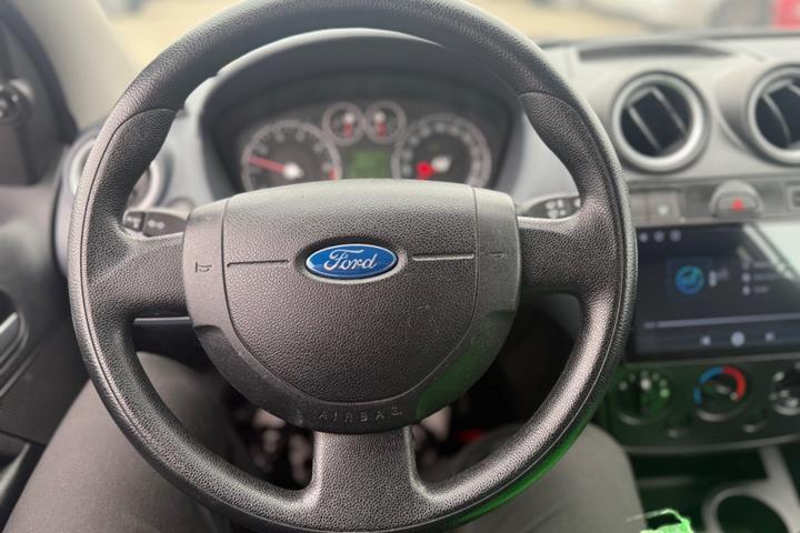 Grå Ford Fiesta fra 2007