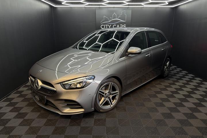 Grå Mercedes B200 fra 2019 set udefra