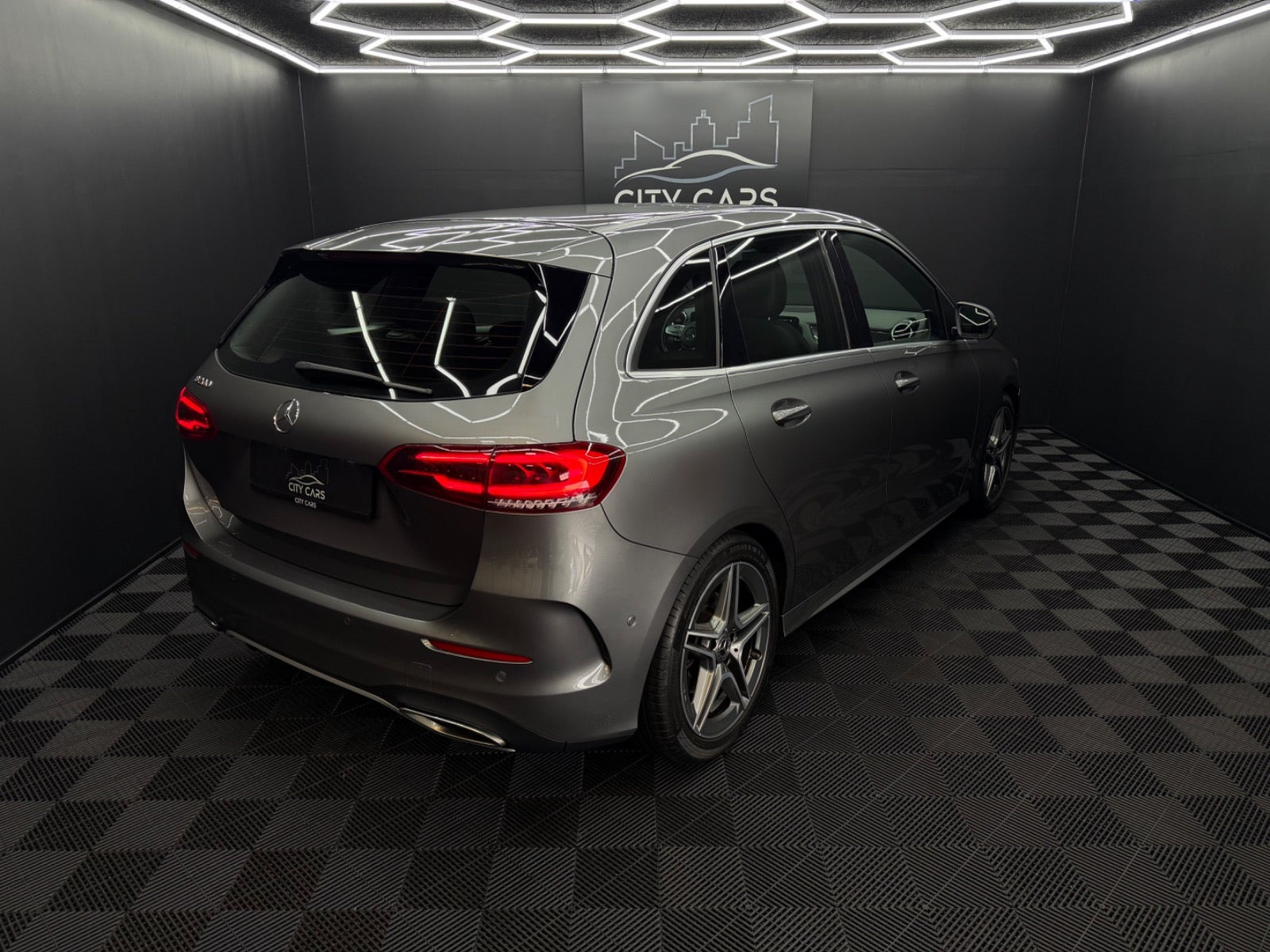 Grå Mercedes B200 fra 2019