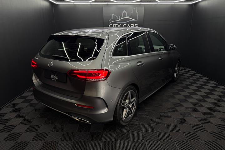 Grå Mercedes B200 fra 2019