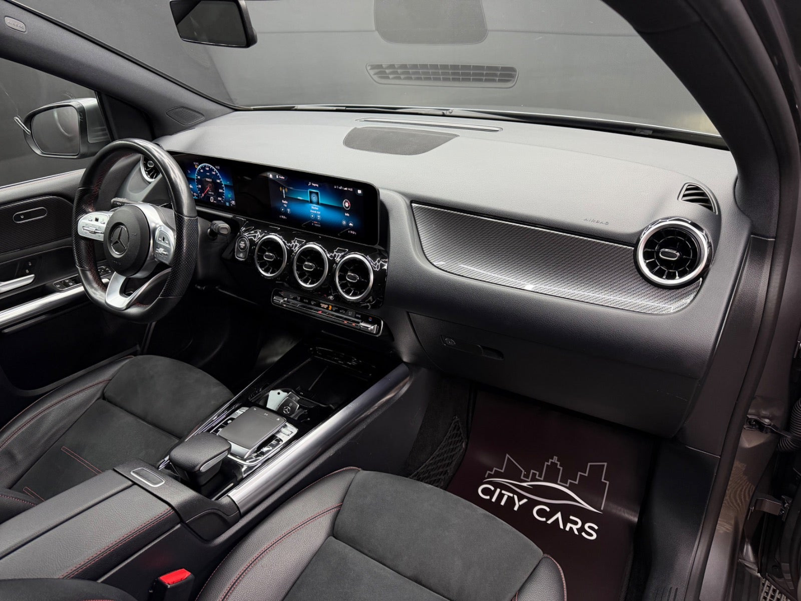 Grå Mercedes B200 fra 2019 set indefra