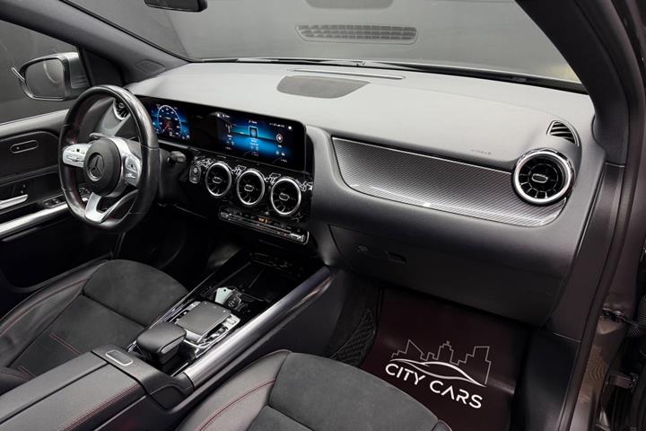 Grå Mercedes B200 fra 2019 set indefra