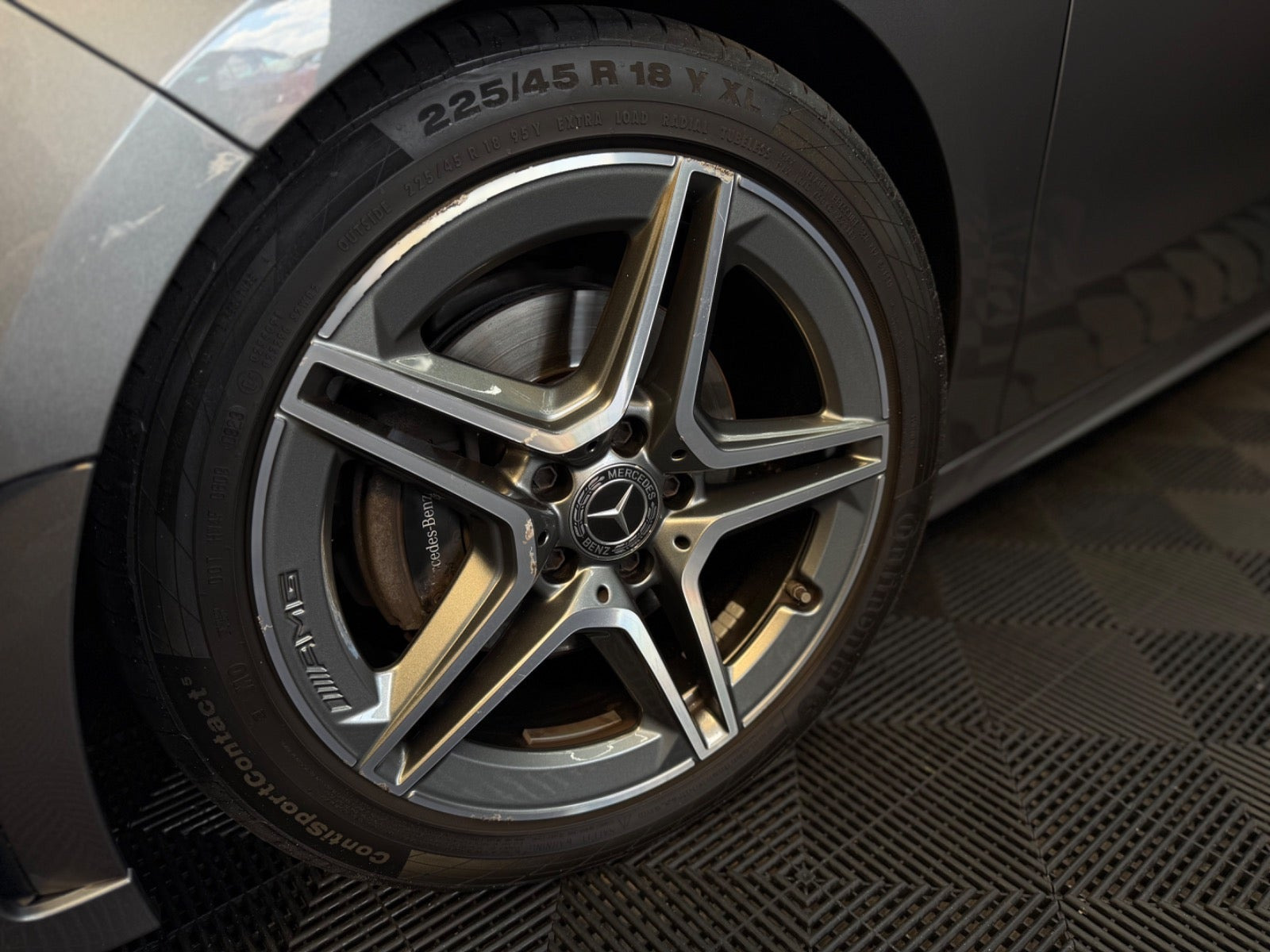 Grå Mercedes B200 fra 2019