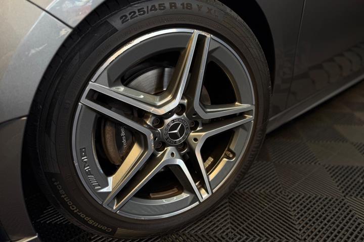 Grå Mercedes B200 fra 2019