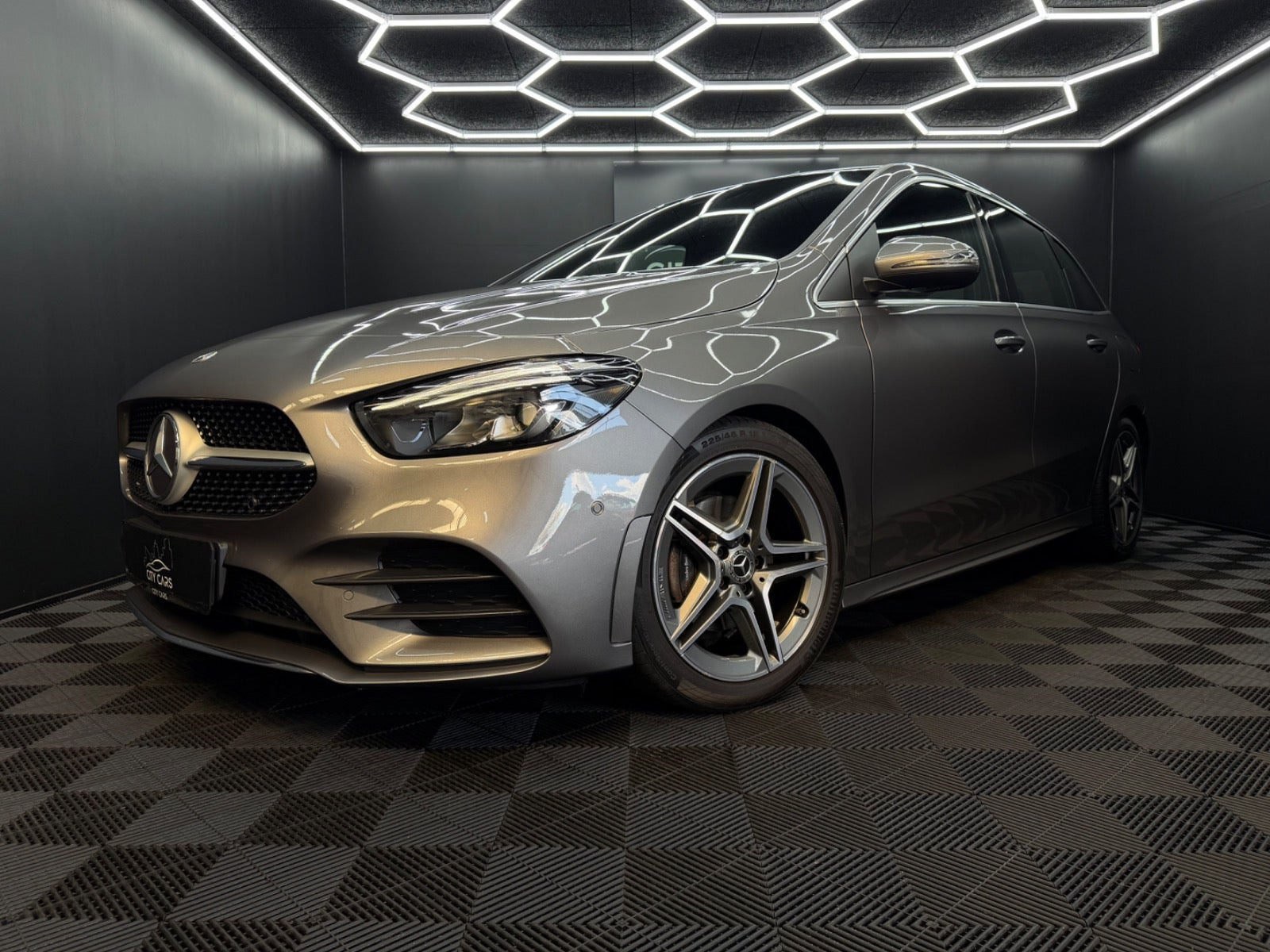 Grå Mercedes B200 fra 2019