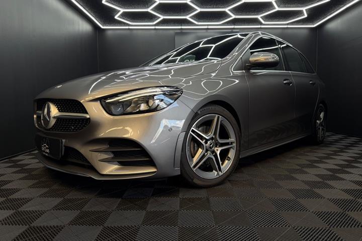 Grå Mercedes B200 fra 2019