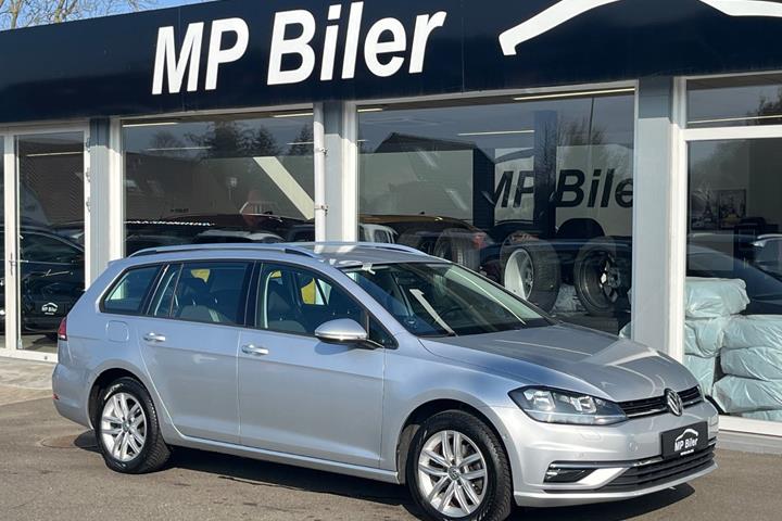 Sølv VW Golf VII fra 2020 set udefra