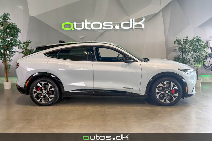 Hvid Ford Mustang Mach-E fra 2024