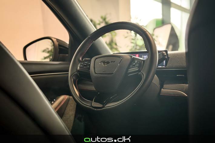 Hvid Ford Mustang Mach-E fra 2024