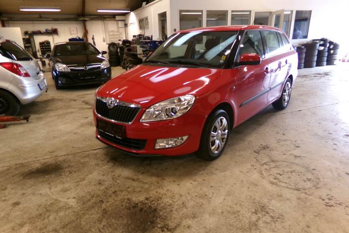 Rød Skoda Fabia fra 2013