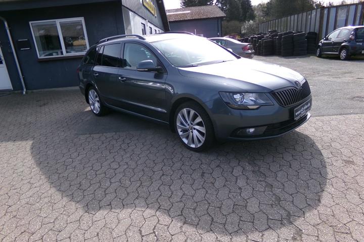 Blå Skoda Superb fra 2015