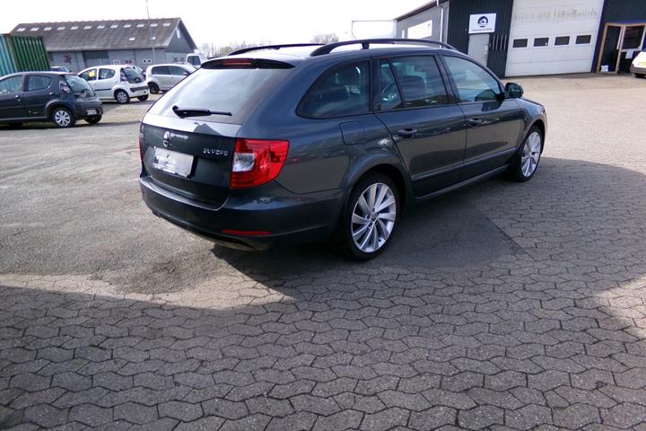 Blå Skoda Superb fra 2015