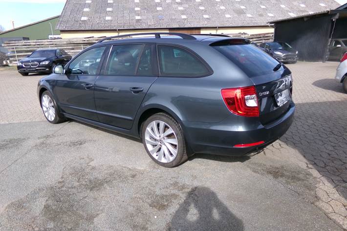 Blå Skoda Superb fra 2015