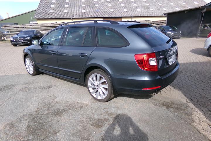 Blå Skoda Superb fra 2015