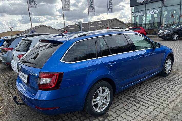 Blå Skoda Octavia fra 2020