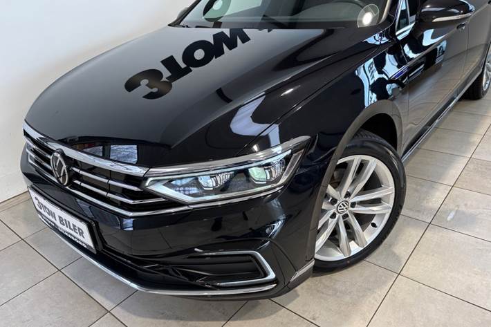 Sort VW Passat fra 2021