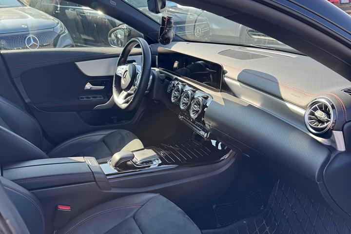 Sort Mercedes CLA220 fra 2020